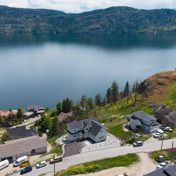LUXURIOUS TRADERS COVE RESIDENCE WITH LAKE VIEWS