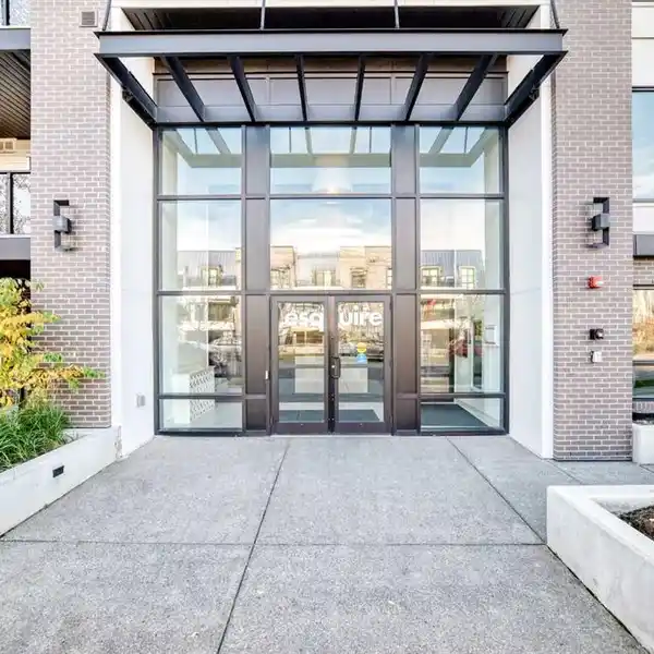 ESQUIRE IN UNIVERSITY DISTRICT TOP-FLOOR PENTHOUSE