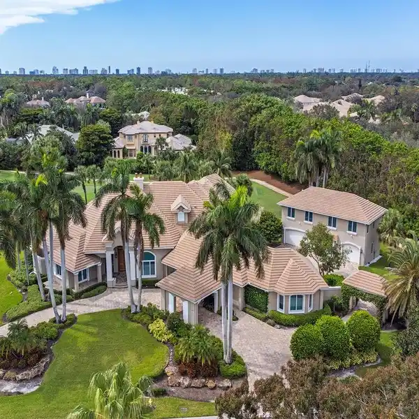 LUXURIOUS ESTATE HOME IN GREY OAKS