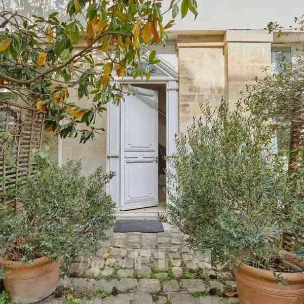 EXQUISITE AND ECLECTIC RESIDENCE
