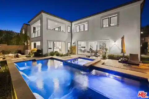 Contemporary Living with Breathtaking Views