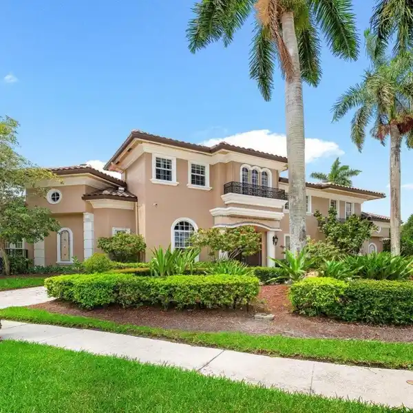 PRESTIGIOUS ESTATE OFFERING TIMELESS LUXURY AND PRIVACY