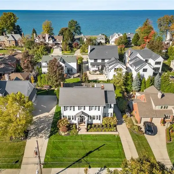 COLONIAL LUXURY IN BEACHCLIFF