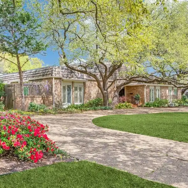 ICONIC HOME IN A DESIRABLE LOCATION