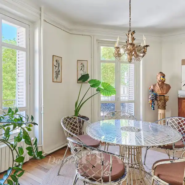 SOPHISTICATED LIVING IN 19TH CENTURY PRIVATE MANSION