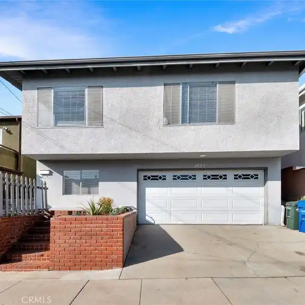 COASTAL LIVING IN THIS SPACIOUS, LIGHT-FILLED HOME