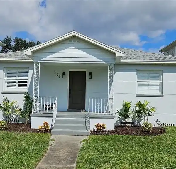 REMODELED DAVIS ISLANDS HOME WITH SPACIOUS BACKYARD