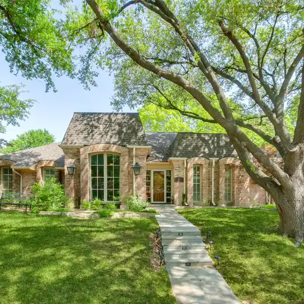 BEAUTIFULLY MAINTAINED HOME IN DESIRABLE PEBBLE CREEK