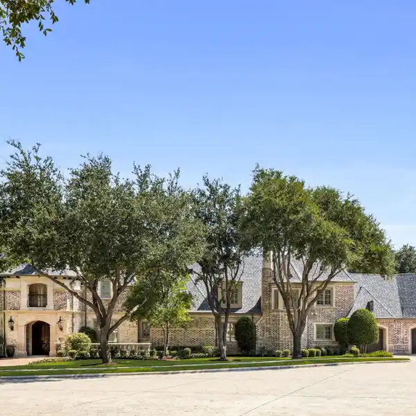 EXTRAORDINARY ESTATE IN THE VILLAGES OF STONEBRIAR PARK