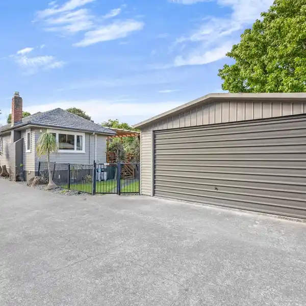 CHARMING AND SOLID BUNGALOW