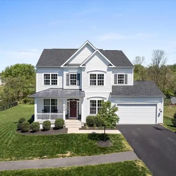 MODERN SMART HOME WITH EXPANSIVE LIVING SPACES