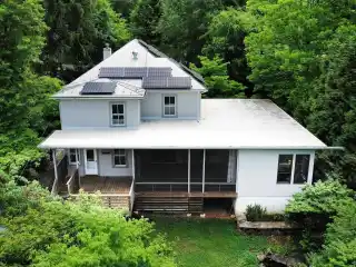 Light-Filled Home with Spacious Detached Cottage