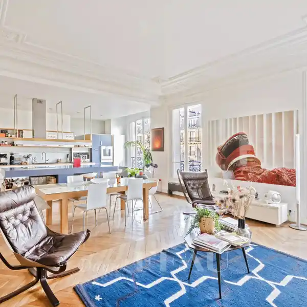 RENOVATED APARTMENT IN A PERIOD BUILDING