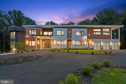 New Custom Contemporary on 2.2 Acres