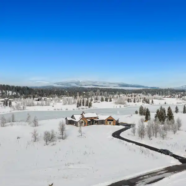 LUXURY MOUNTAIN RETREAT ON A LAKE