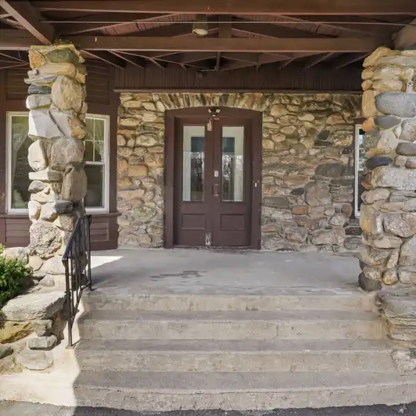 STANDOUT CIRCA 1911 HOME