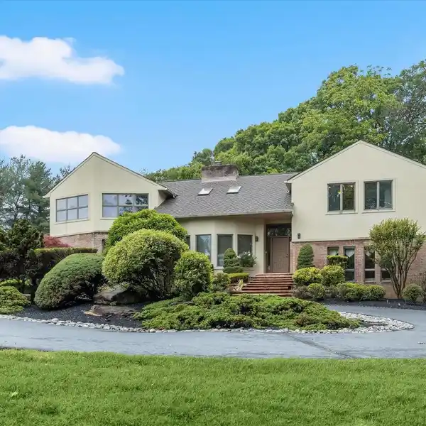 ELEGANT HOME WITH EXPANSIVE ENTERTAINING SPACES