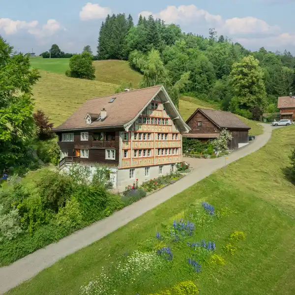 CHARMING HISTORIC RESIDENCE WITH ADJOINING BARN