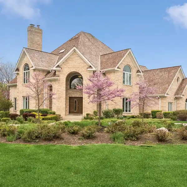 STUNNING CONTEMPORARY RESIDENCE