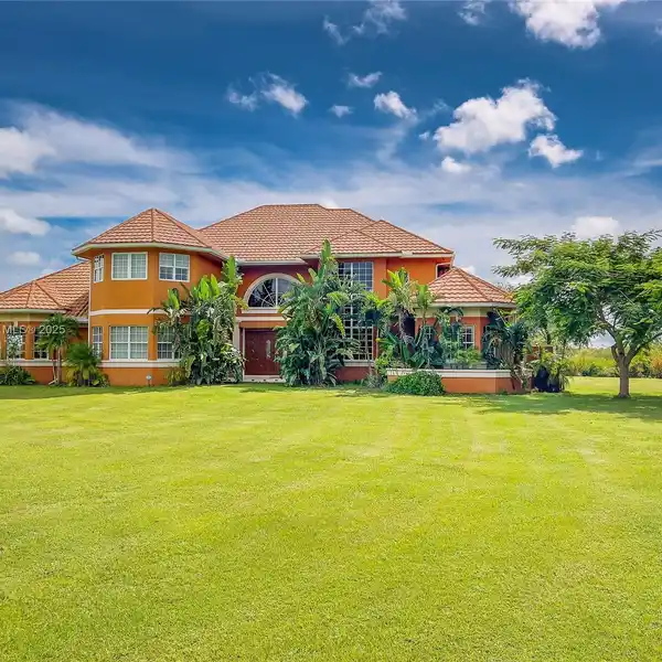 BREATHTAKING WATERFRONT ESTATE