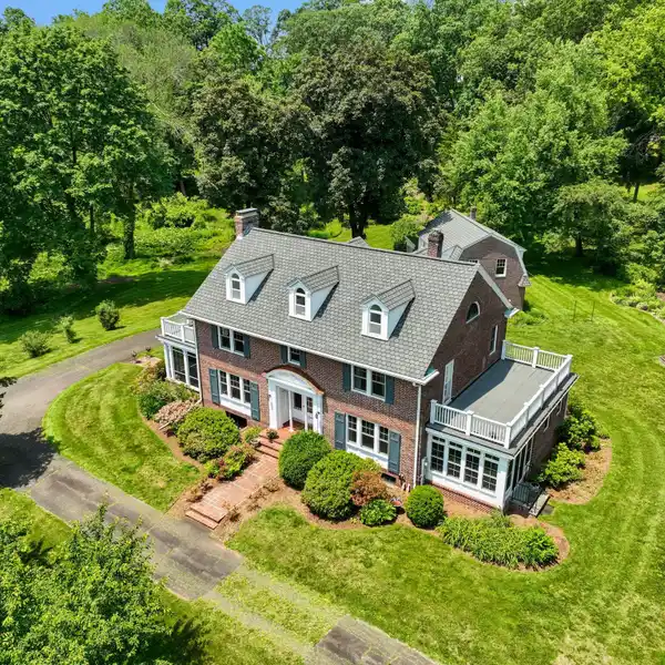 CLASSIC ELEGANCE MEETS MODERN COMFORT