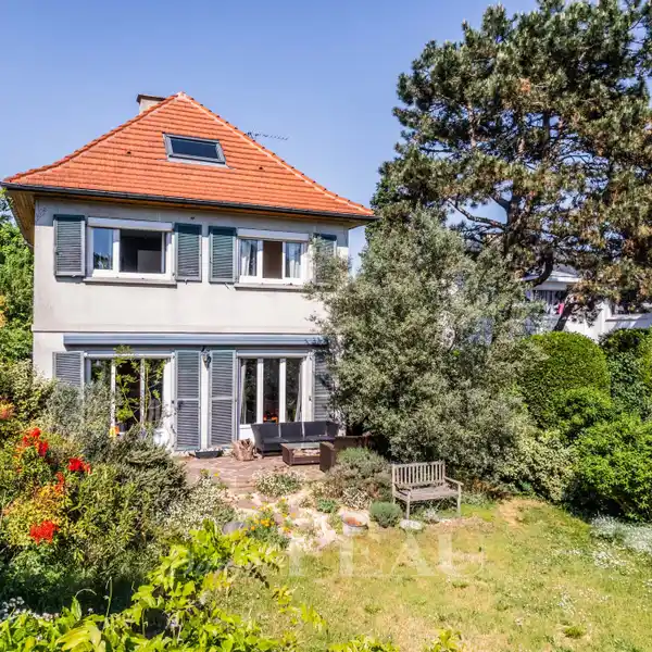 LOVELY HOME IN AN IDEAL LOCATION