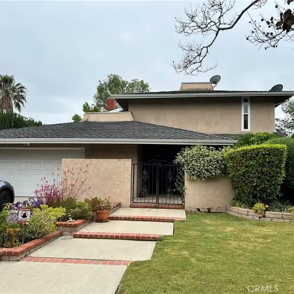 SPACIOUS POOL HOME IN A SOUGHT-AFTER NEIGHBORHOOD