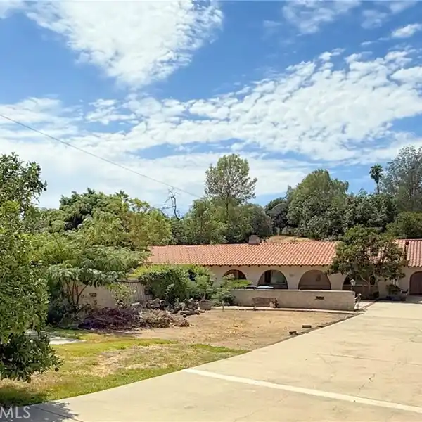 SPRAWLING SINGLE-STORY HOME IN LA HABRA HEIGHTS