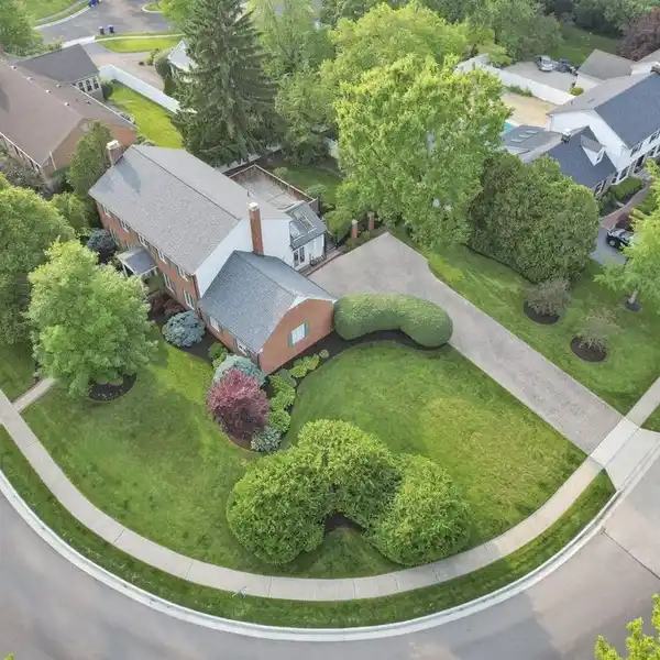 TIMELESS ELEGANCE ON SPACIOUS CORNER