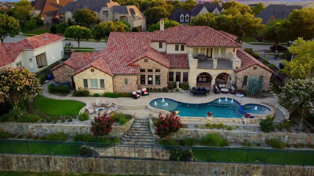 Breathtaking Golf and Lake Views in Castle Hills