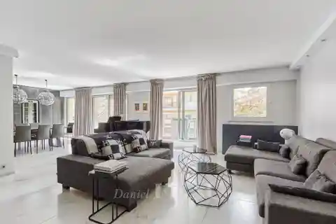 Spacious Family Apartment Overlooking Peaceful Gardens