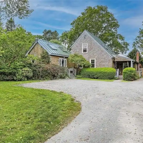 ARTIST’S STUDIO AND COZY PONDSIDE COTTAGE