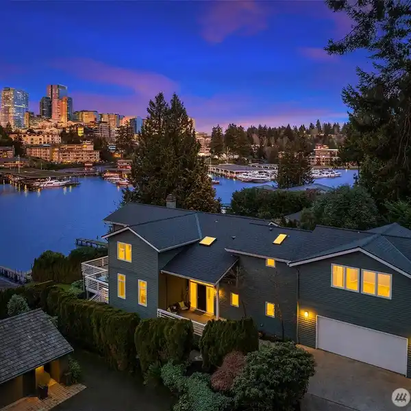 LAKEFRONT LIVING AT ITS BEST