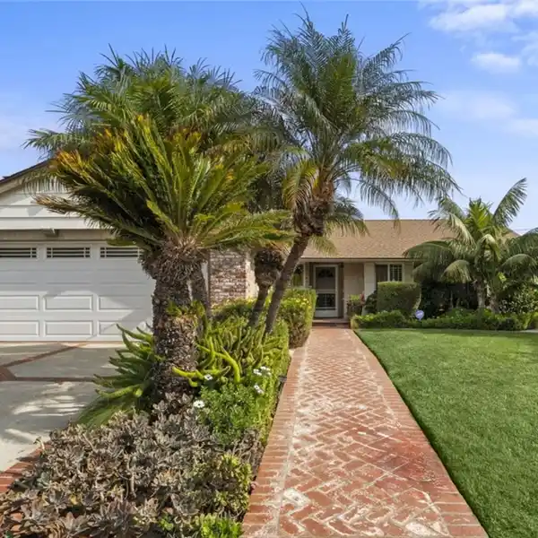 ABSOLUTELY STUNNING RANCH-STYLE STRATFORD HOME