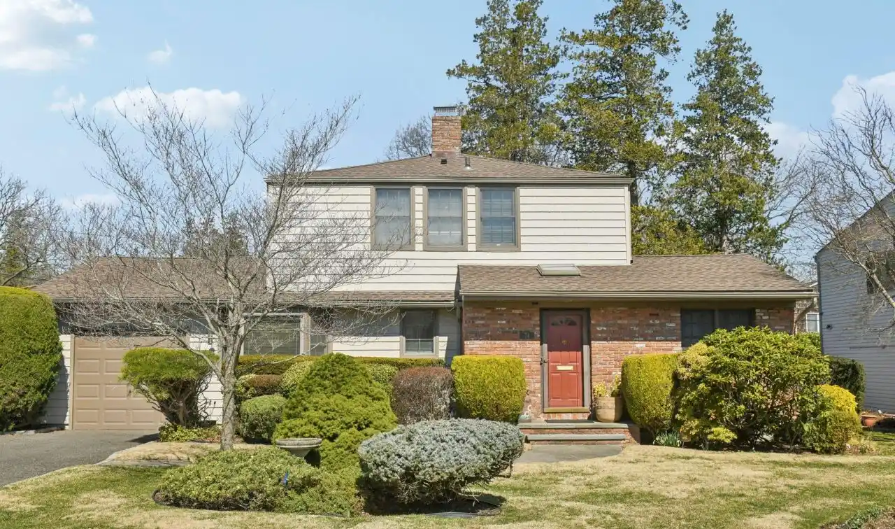 Wonderful Sunny Colonial