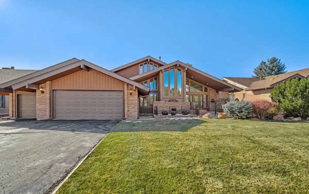 Gated Golf Course Living at the Park at Kissing Camels Updated Spacious Home with Main Level Living, Mountain Views, Garden of the Gods Resort and 27 Holes at Kissing Camels