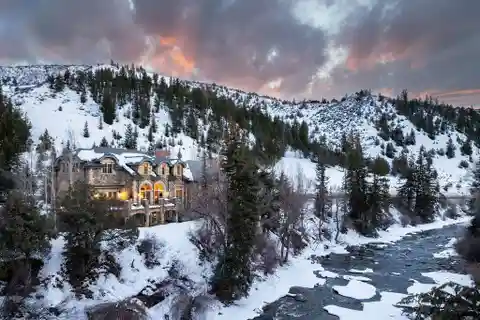 Extraordinary Home Blending Luxury and Comfort
