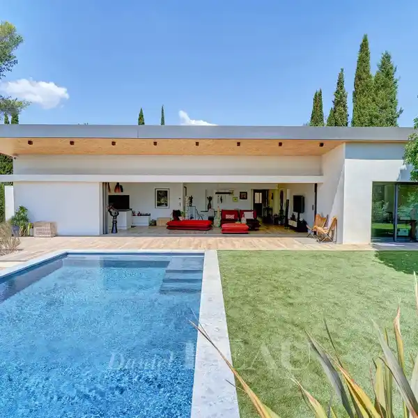 CONTEMPORARY LUXURY HOME IN A PEACEFUL SETTING