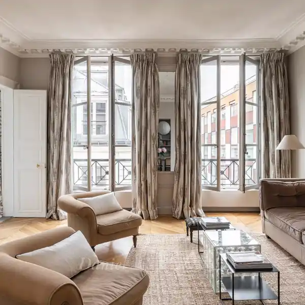 ELEGANT LIGHT-FILLED HOME WITH PERFECT LAYOUT