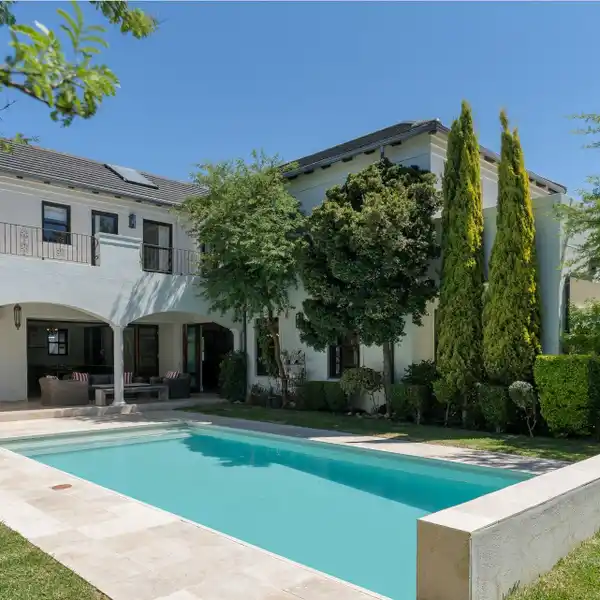 GRAND HOME IN PRIME POSITION