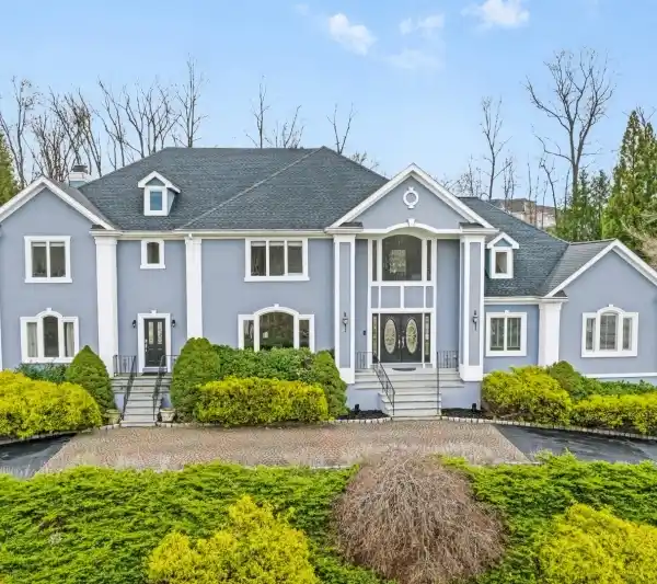 BEAUTIFUL CUSTOM COLONIAL