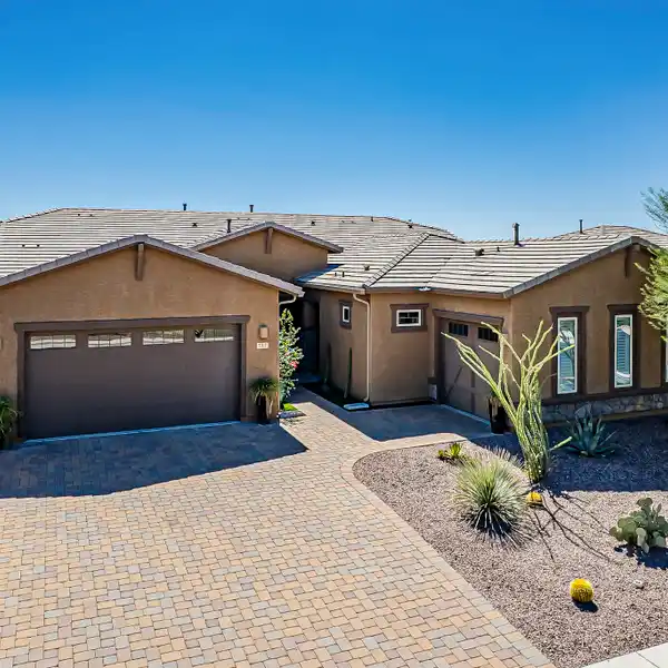 STUNNING RESIDENCE IN ORO VALLEY'S EXCLUSIVE EAGLES SUMMIT COMMUNITY