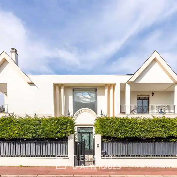 ELEGANT PROPERTY IN THE HEART OF LA VARENNE SAINT-HILAIRE