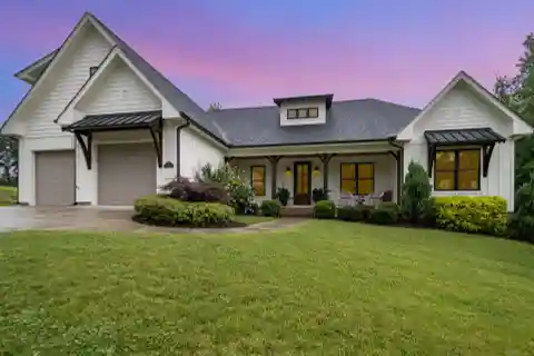 Vaulted-Ceiling Retreat with Bright Design