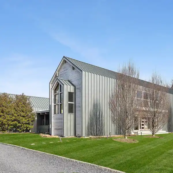 STRIKING MODERN BARN
