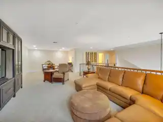 Expansive Condo Ideal for Relaxation and Entertaining