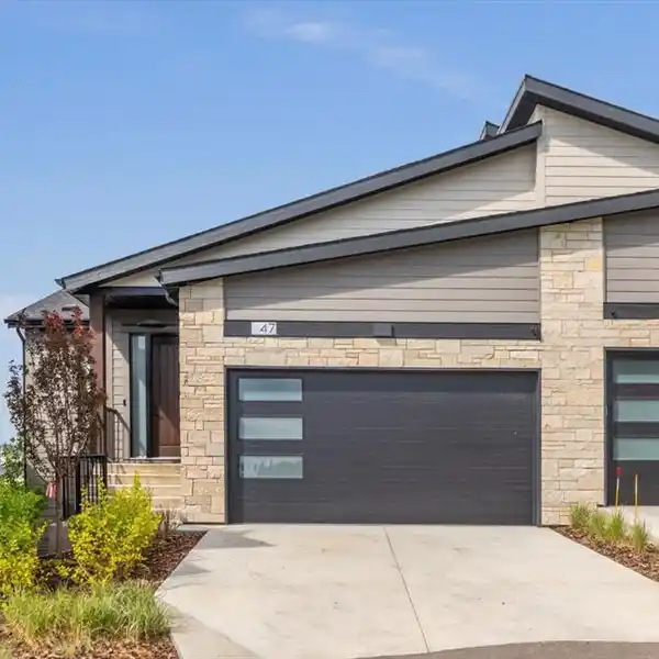 VILLA-STYLE LIVING IN BEAUTIFUL ROYAL OAK