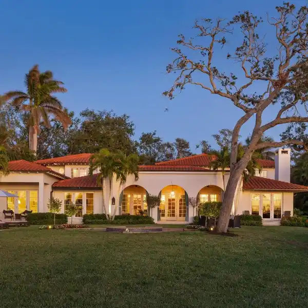 TIMELESS ELEGANCE AND TROPICAL CHARM