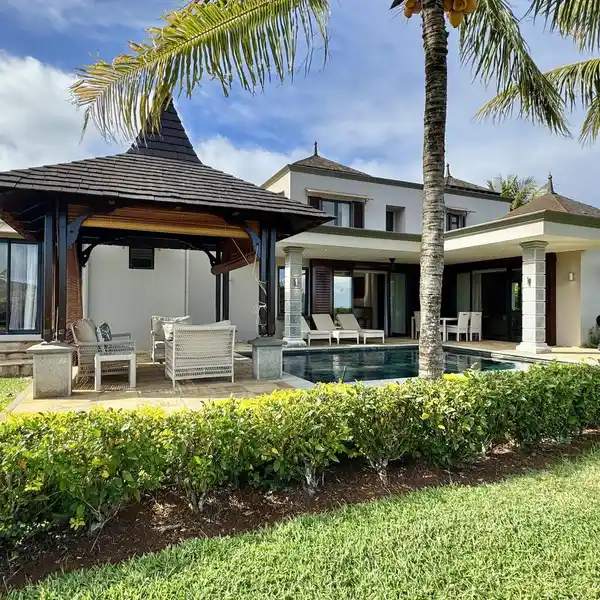 REFINED GOLF-FRONT LIVING ON SOUTH-WEST COAST