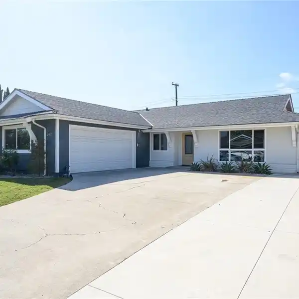 ELEGANT RESIDENCE FEATURING MODERN UPGRADES AND OPEN DESIGN